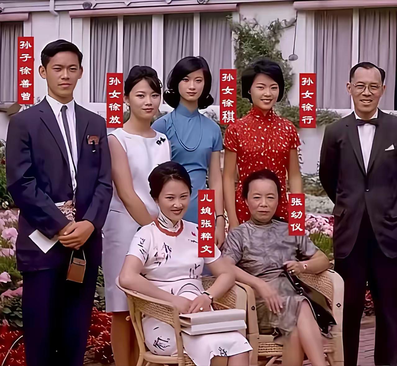 这张是拍摄于1962年的一张老照片，前排右一是62岁的张幼仪，右二是43岁的儿媳