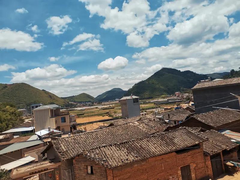 现在很多人通过小视频在回忆他们曾经居住过但现在已经没人了的村庄 ——他们说，今年