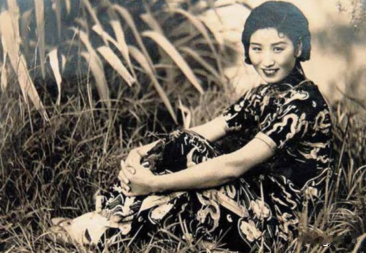 1940年深夜，民国大美女郑苹如，被秘密押到小树林执行枪决。可特务却犹豫半天不忍