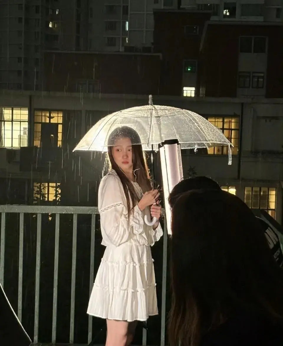 关晓彤这张撑伞的照片，氛围感拉满 