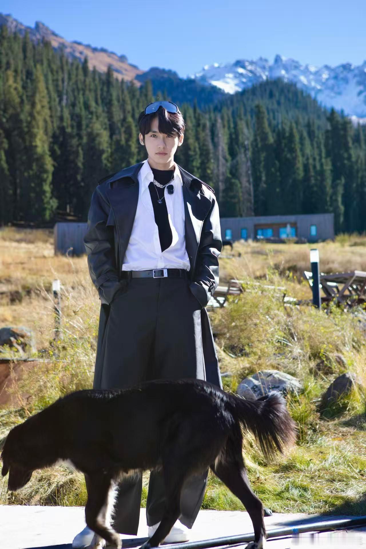 真水无香和小雨妖妖十年后再同框 张赫的五官依旧那么立体、迷人，十年过去，他的帅气