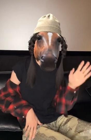 余宇涵直播开马头特效谁懂啊余宇涵被马头特效吓到的小表情也太可爱了本能反应真的好搞