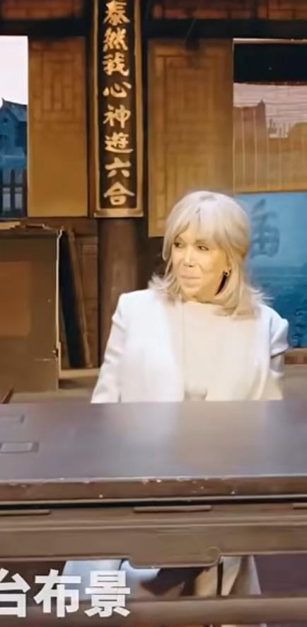 12月4日，布里吉特去看话剧，冯老师现身现场进行陪同。

布里吉特认真参观这里的