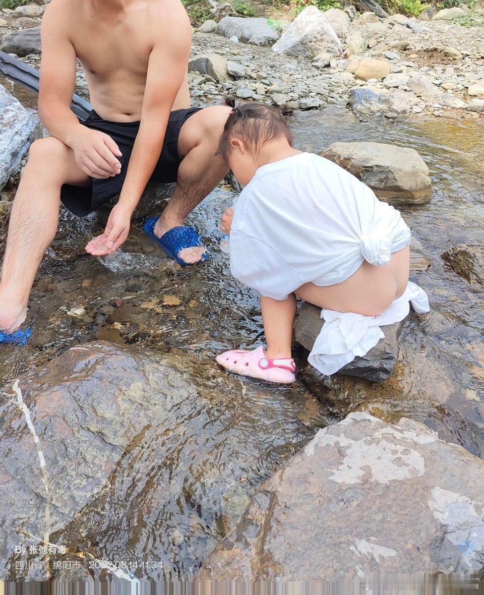 爸爸把女儿当野生的带！当爸爸的带女儿就是这些带，女儿玩儿水打湿了裤子，直接脱掉了