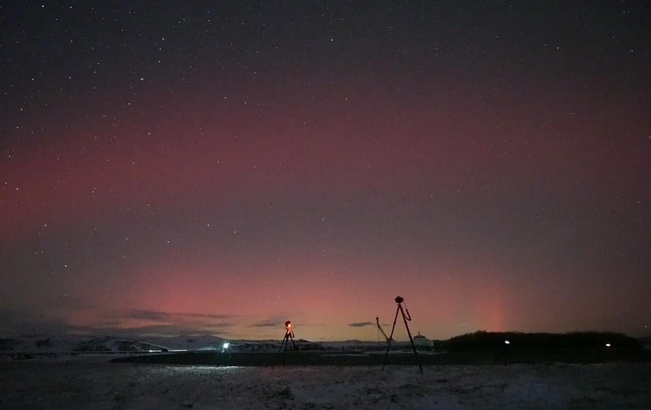 我国北方地区 12日出现极光，北京北部夜空现粉绿极光，如何观测最佳？为什么这次在