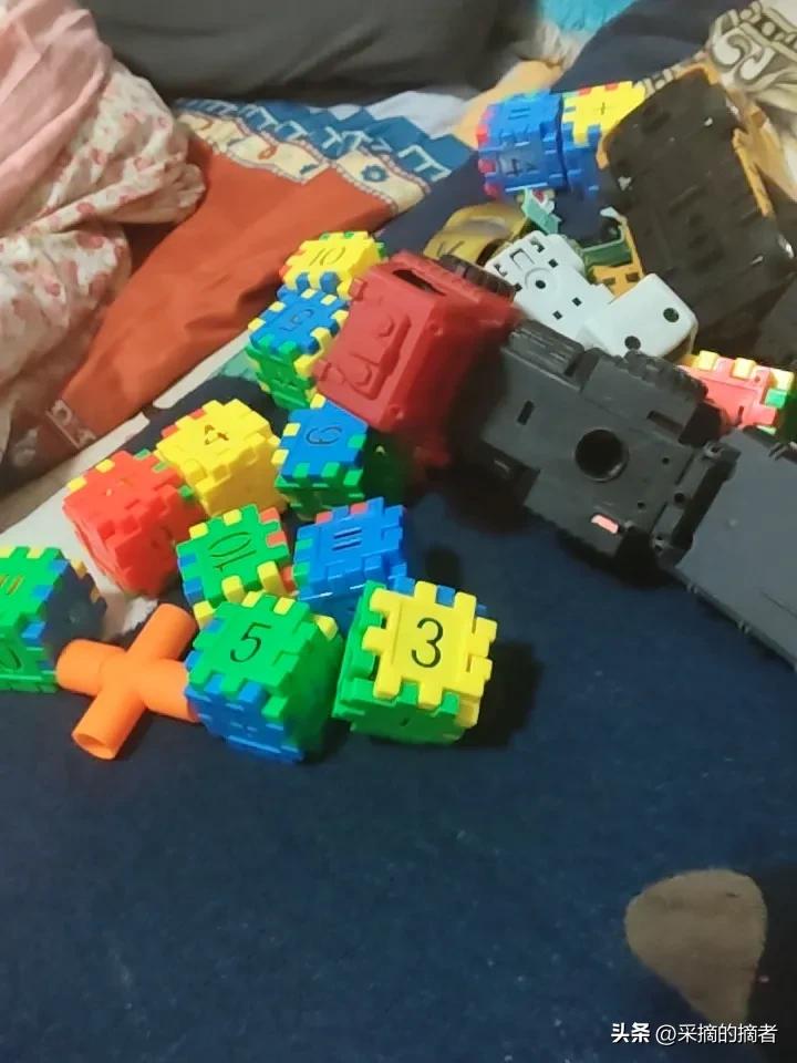 最近的快乐很简单：陪娃一起拼搭数字积木。看着散落的玩具变成各种形状，是亲子时光，