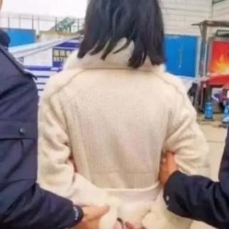 谁也想不到，这个人竟然藏了整整27年。2021年，江西樟树一名幼儿园老师，在家长