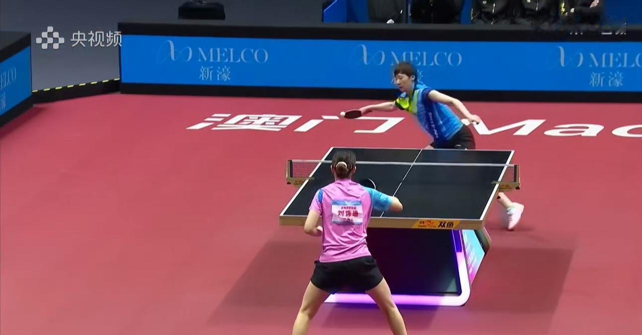 王曼昱零封刘炜珊！
刚刚，2025第15届全运会乒乓球女团C组小组赛开打，天津队