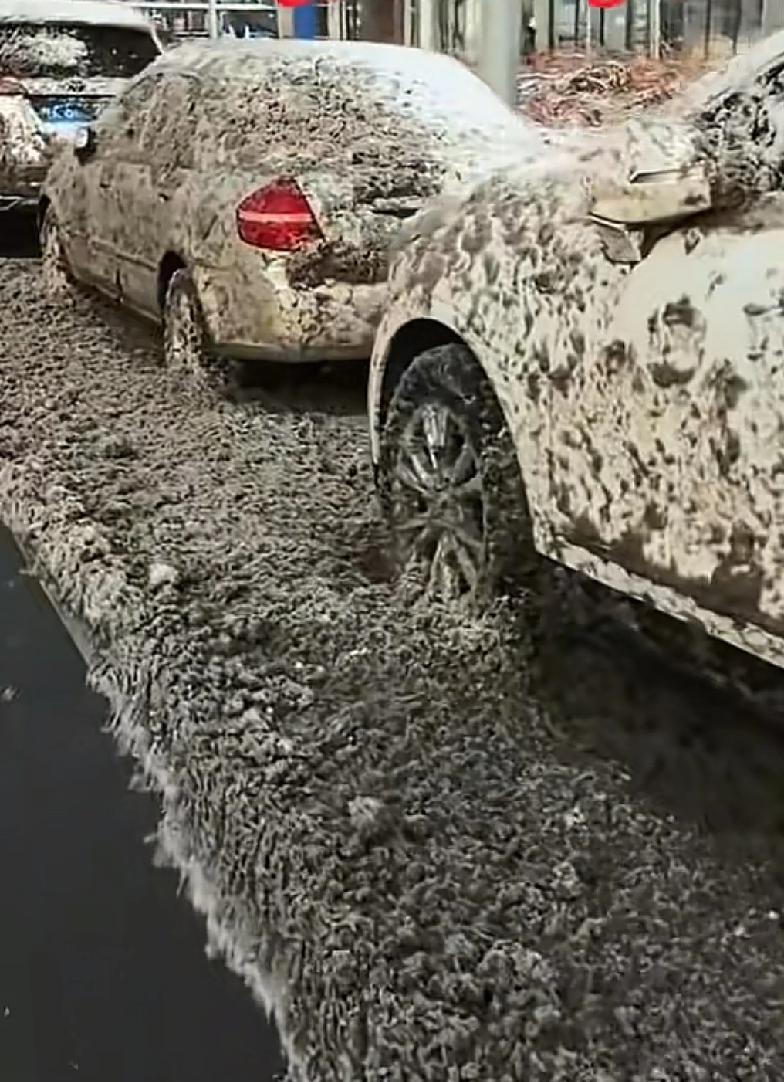 今天沈阳所有把车停在路边的朋友们，给大家提个醒
如果你停在的位置，在非机动车道，