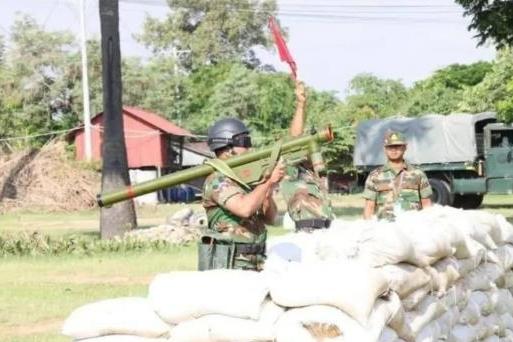 昨天晚上，柬埔寨军队使用前卫-3肩扛式防空导弹，在边境附近，击落了一架泰军BT-