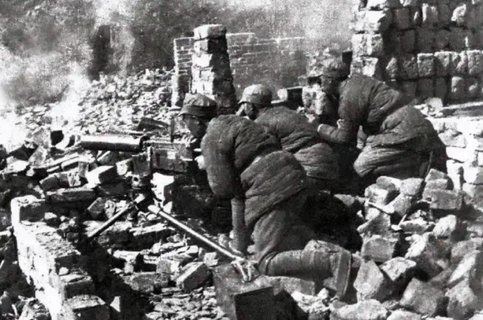 1945年，粟裕2万人被7万国军围死，他让战士当着俘虏的面砸锅打架，7天后国军全