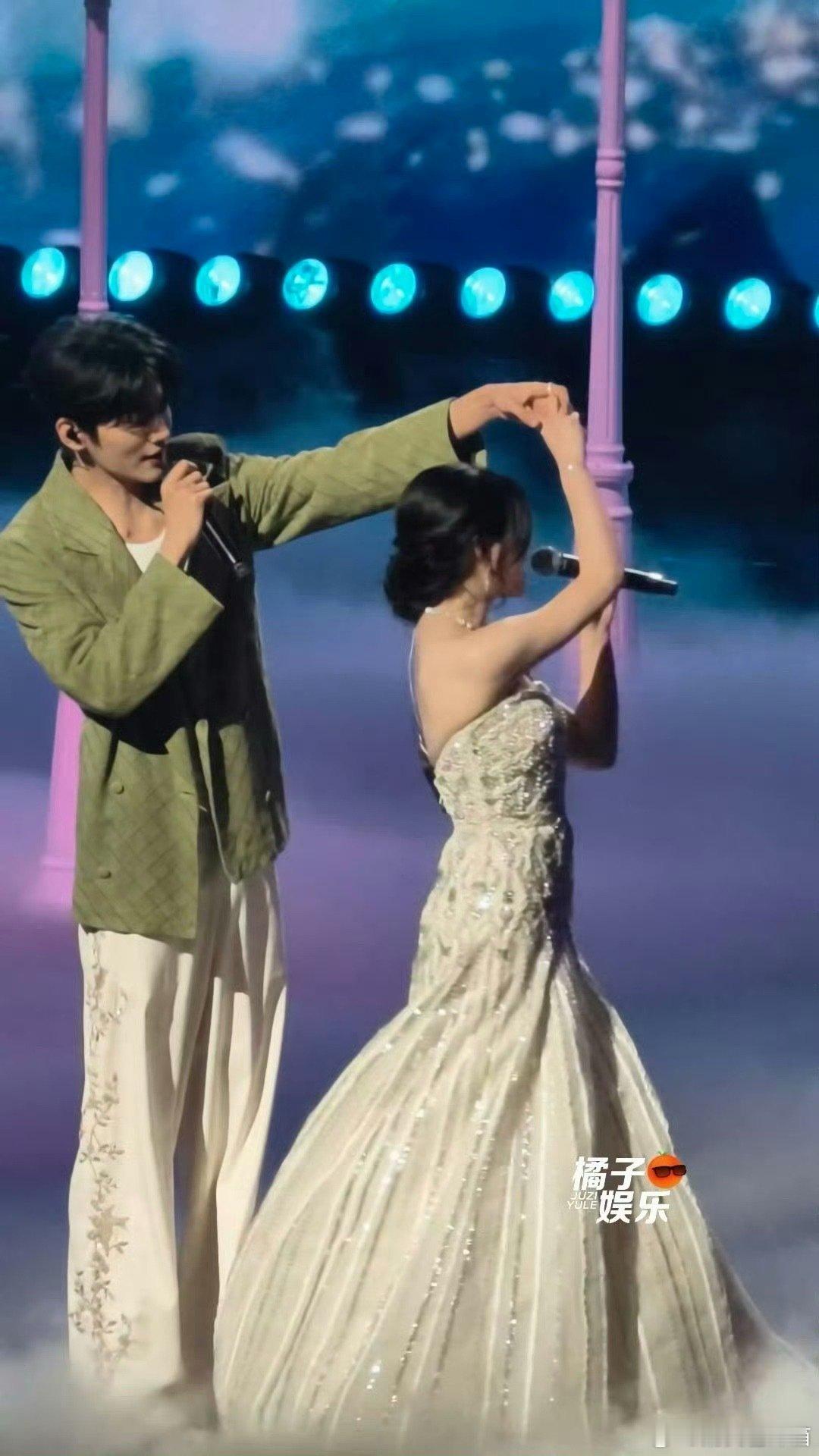 周柯宇陈妍希互拍王子和公主从此幸福生活在一起 