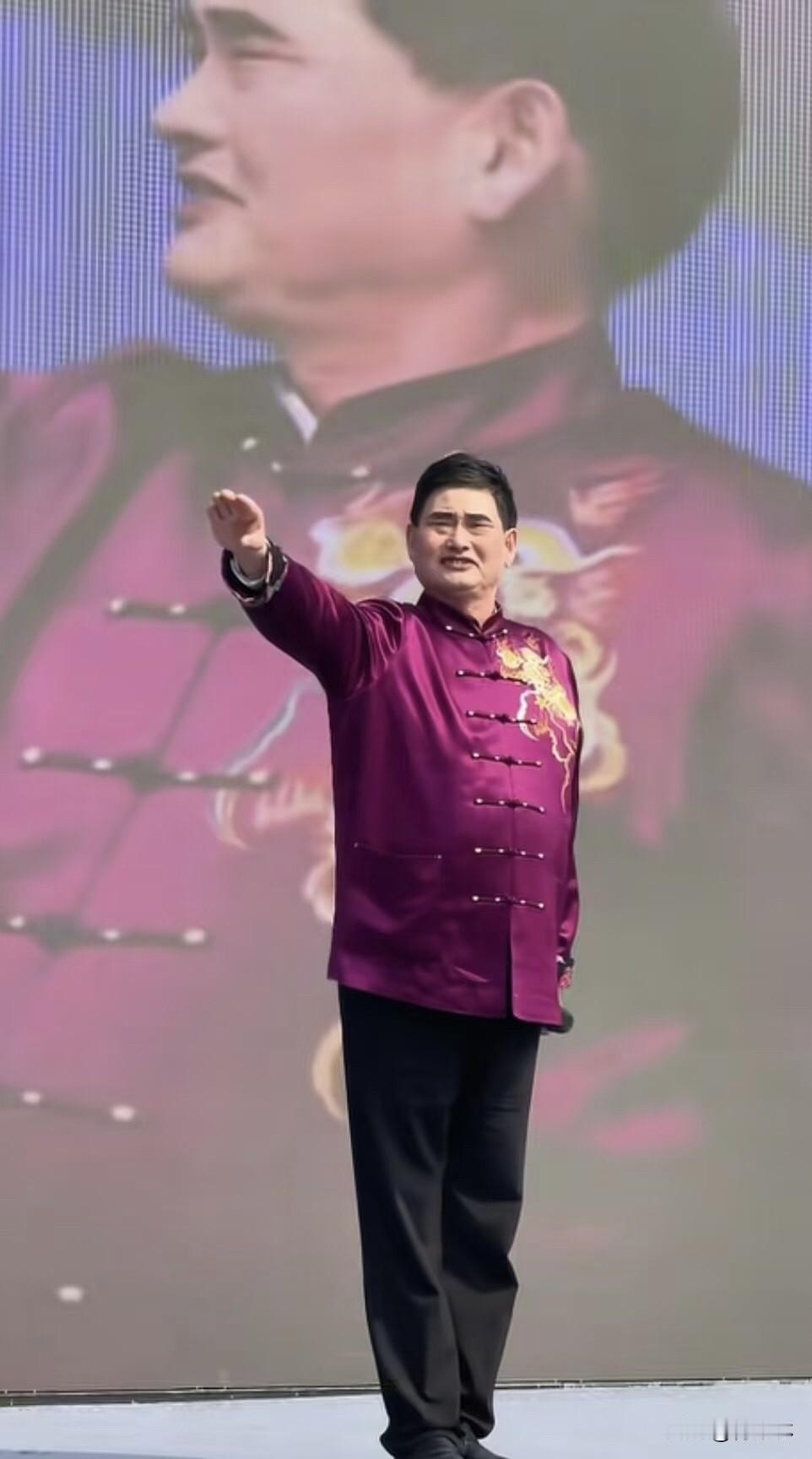 你觉得大衣哥的人品如何我觉得大衣哥人品挺实在，朴实接地气，没什么架子。出名后不忘
