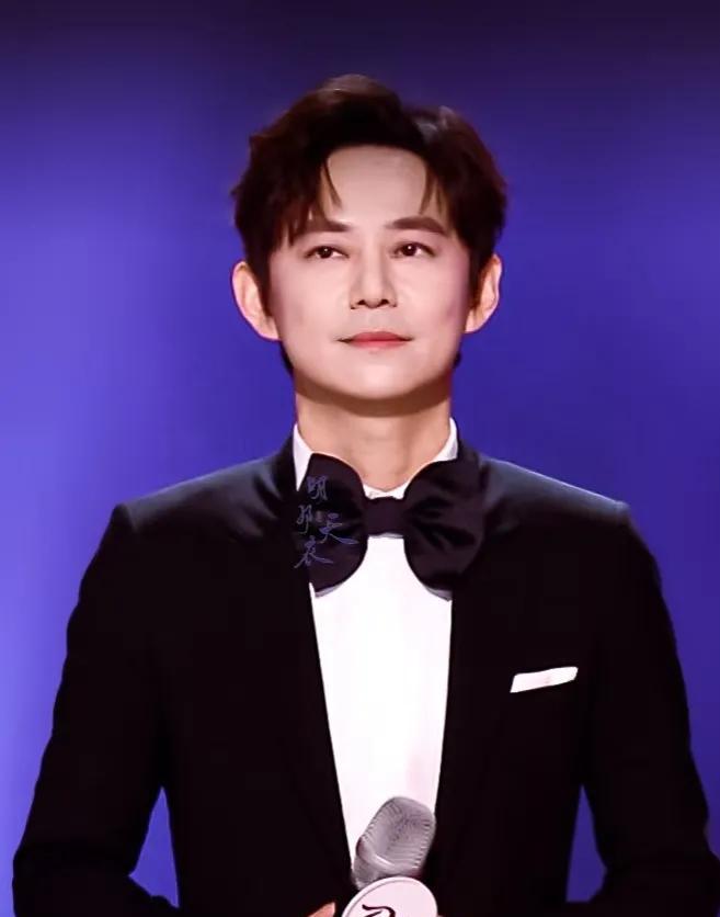 何炅卡壳了，设备出问题，不是他不行。
夏哲轩唱得不炸，但人家写歌有东西。
评委看