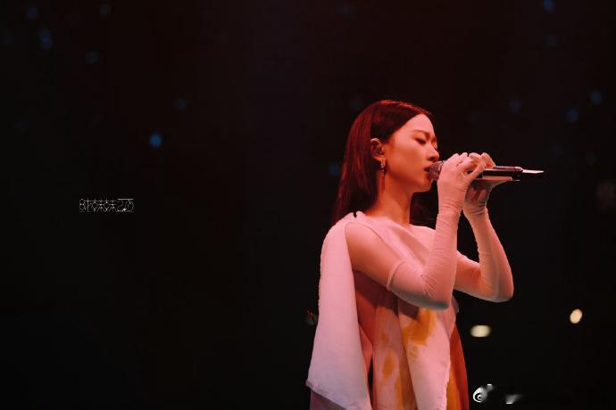 单依纯演唱会 抢不到票的痛谁懂！看着大家在成都站大合唱，我只能在屏幕前流下羡慕的