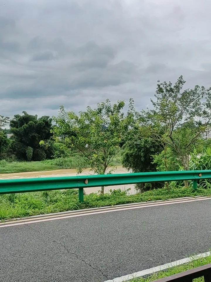 我超爱随手拍景色！有回下班路上，路过一片湖。夕阳西下，橙红色的余晖洒在湖面上，波