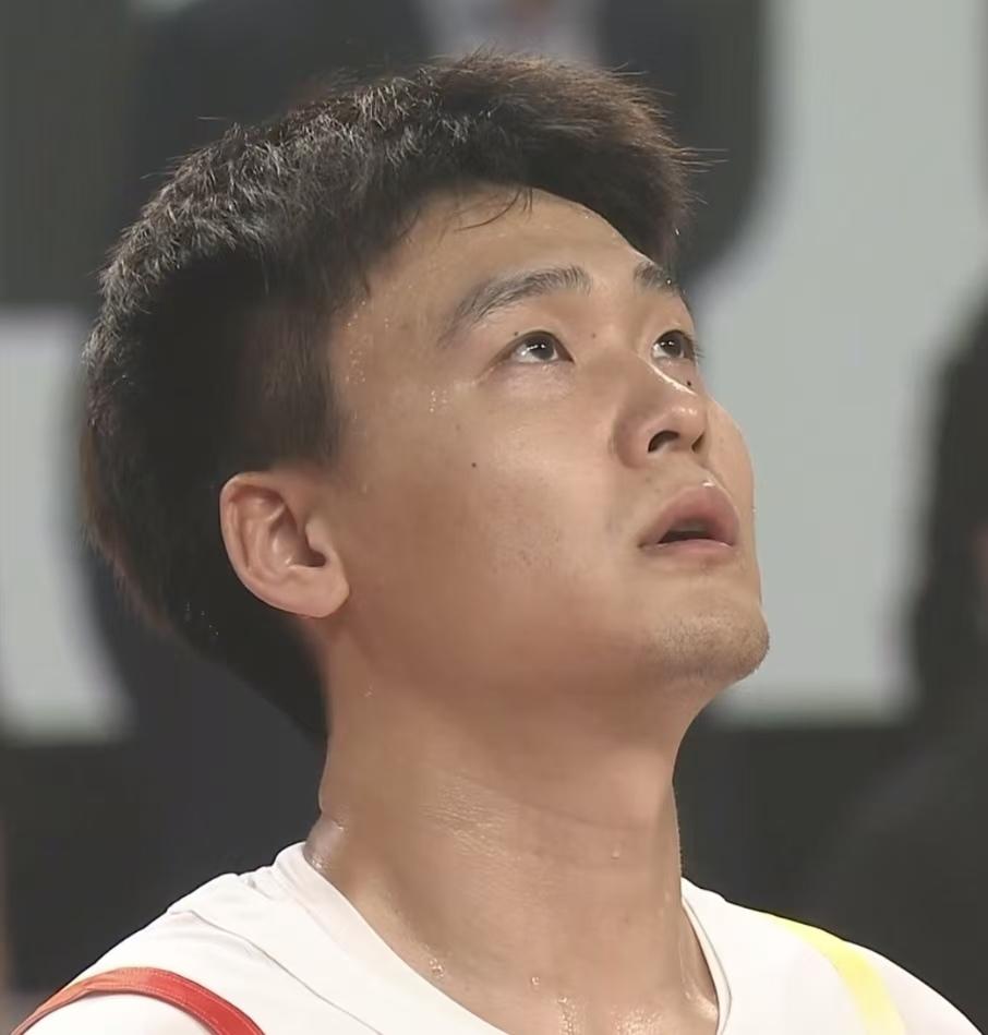 评价赵睿对阵日本的表现，只看得分、正负值是说明不了他的作用的
他首发出战，靠强硬