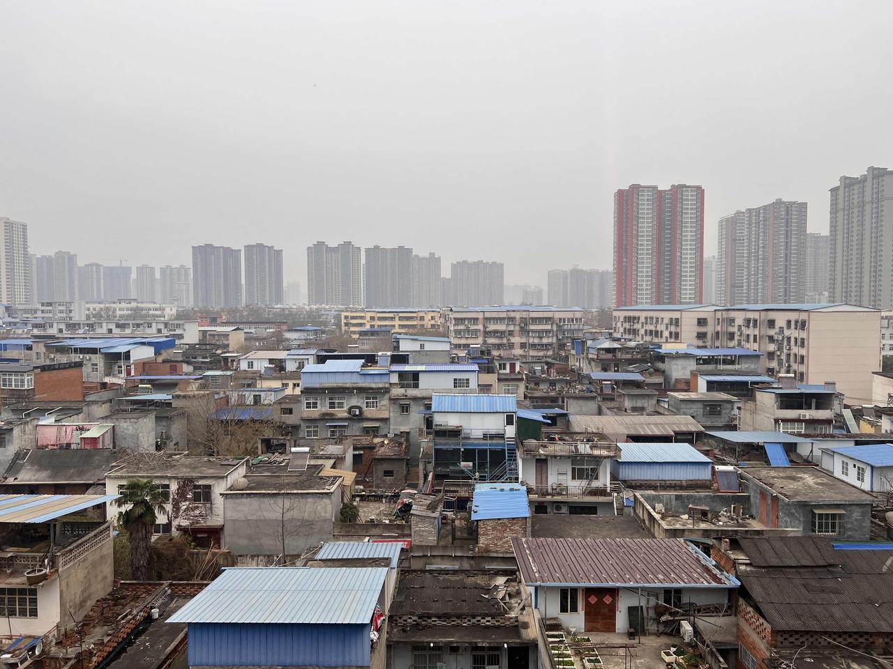 在我们南阳城市中的这些民房虽然看着环境有点凌乱，但是这样的房子却没有每年的一两千