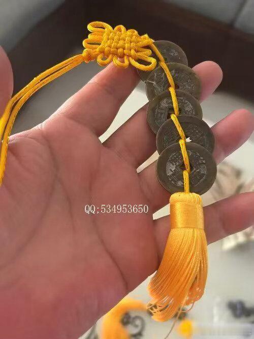 五帝钱可以化解哪些煞气？1、住宅门对楼梯：楼梯向下泄宅之气财留不住，容易破财。楼