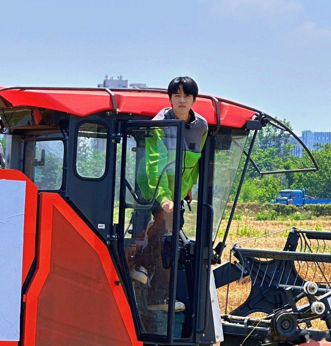 #卓沅生日直播#大帅哥直播就是养眼，生日快乐!看他直播那么开心，希望他年年有今日