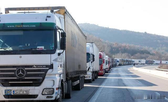 铁了心对付中国？暴跌58%，俄罗斯大幅加税，中国汽车出口骤降。车企强大的法务在俄