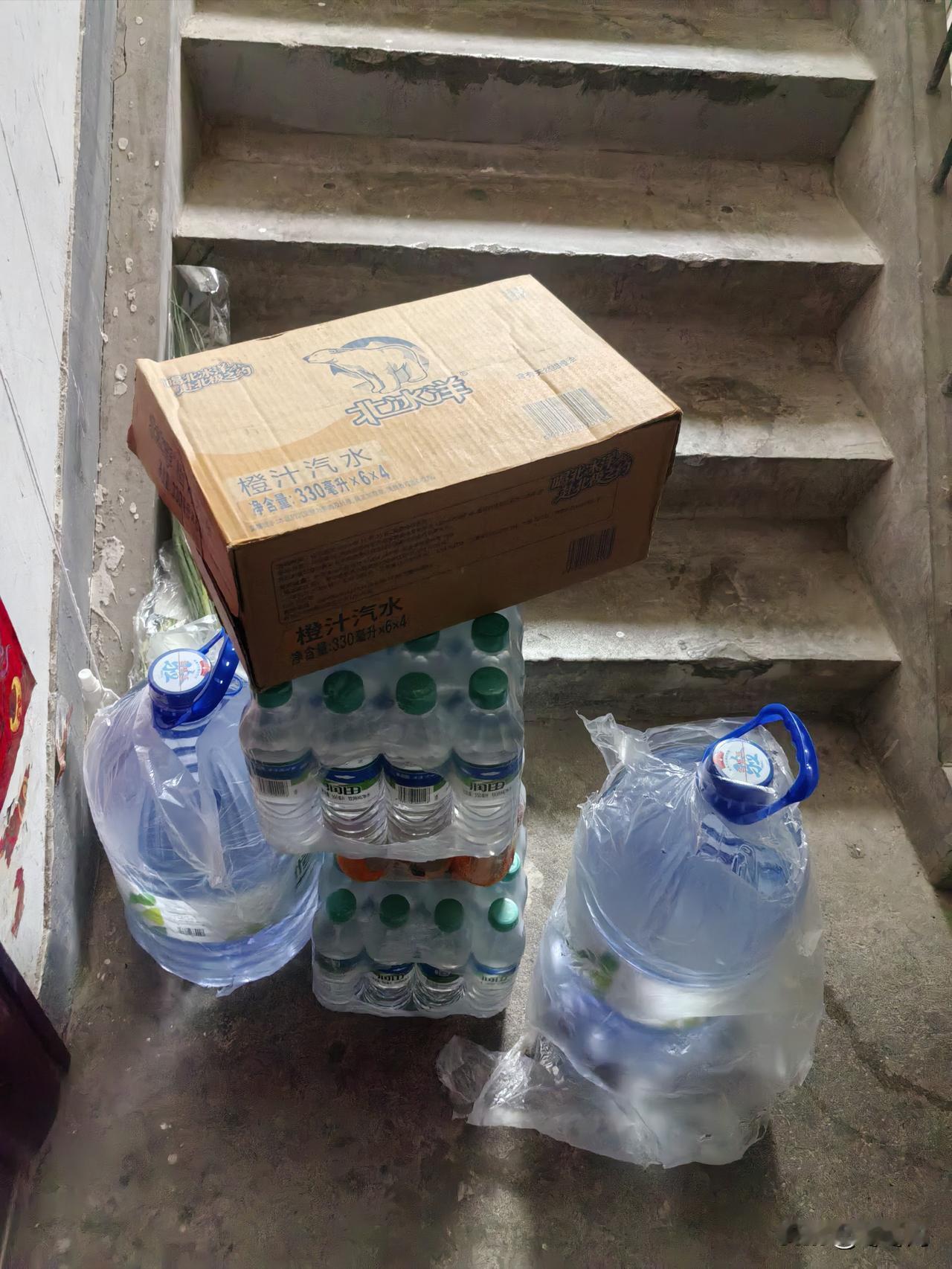 虽然老阿姨有哮喘，腰不好，但一生好强的白羊座是不服输的，跑了五趟楼终于把一百斤的