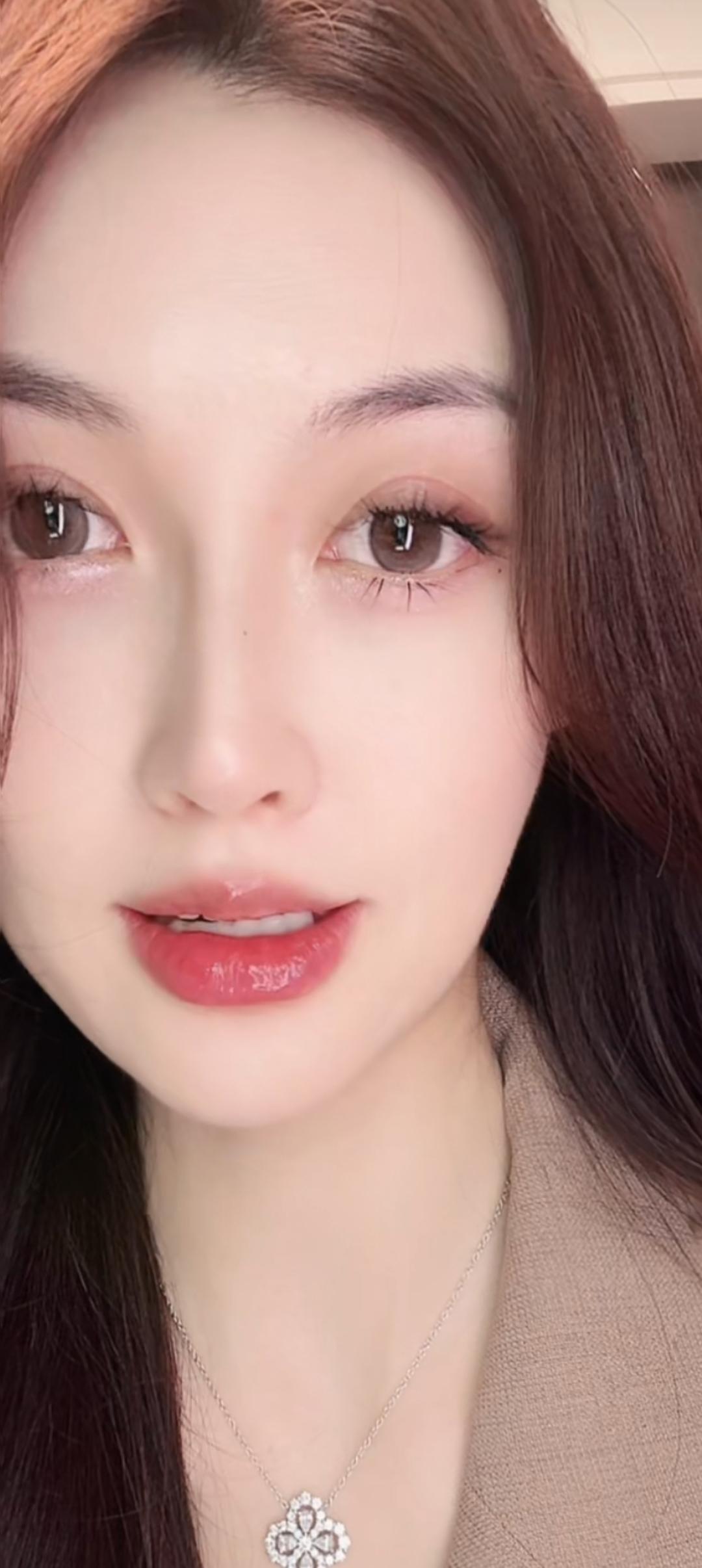 这个女孩正在微笑呢。