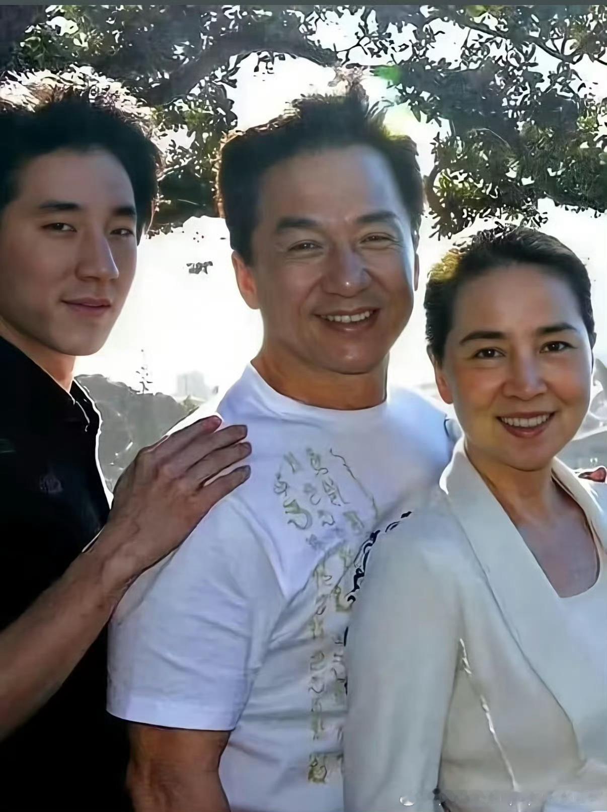 成龙自曝和儿子一年只打一次电话他儿子之前干啥来着？一年只联系一次有的不正常吧，过