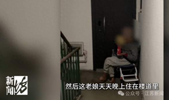 九旬老人被挡门外，楼道住近一年，子女赡养该怎么落地？