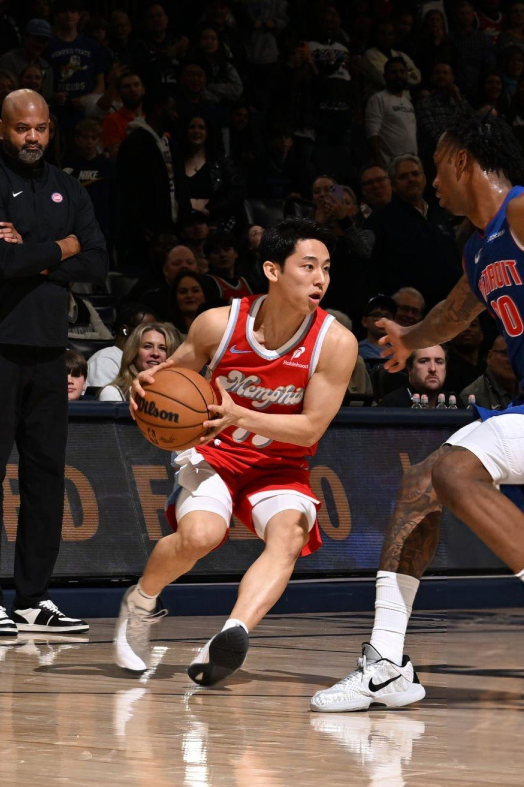 身高1米72的日本后卫河村勇辉再次与芝加哥公牛队签下一份双向合同2025年10月