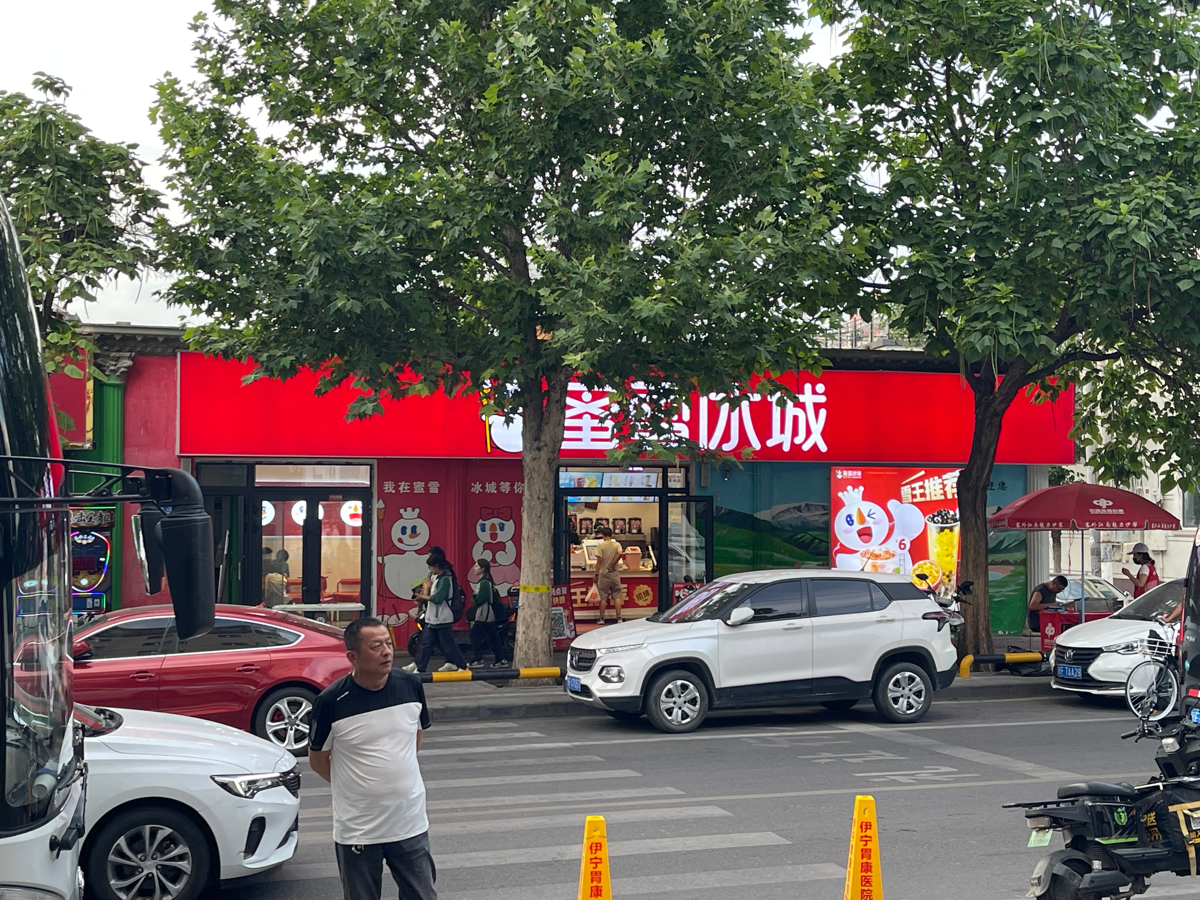 4块一杯的蜜雪冰城开得比餐馆都大卖十几块二十几块的餐厅干不过几块一杯的奶茶到底是
