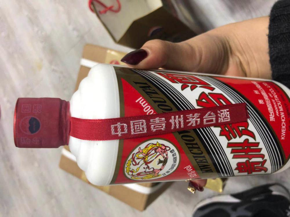 白酒巨头遇冷，茅台销量承压跌落神坛，自救之路该如何破局。
 
提到高端白酒，茅台