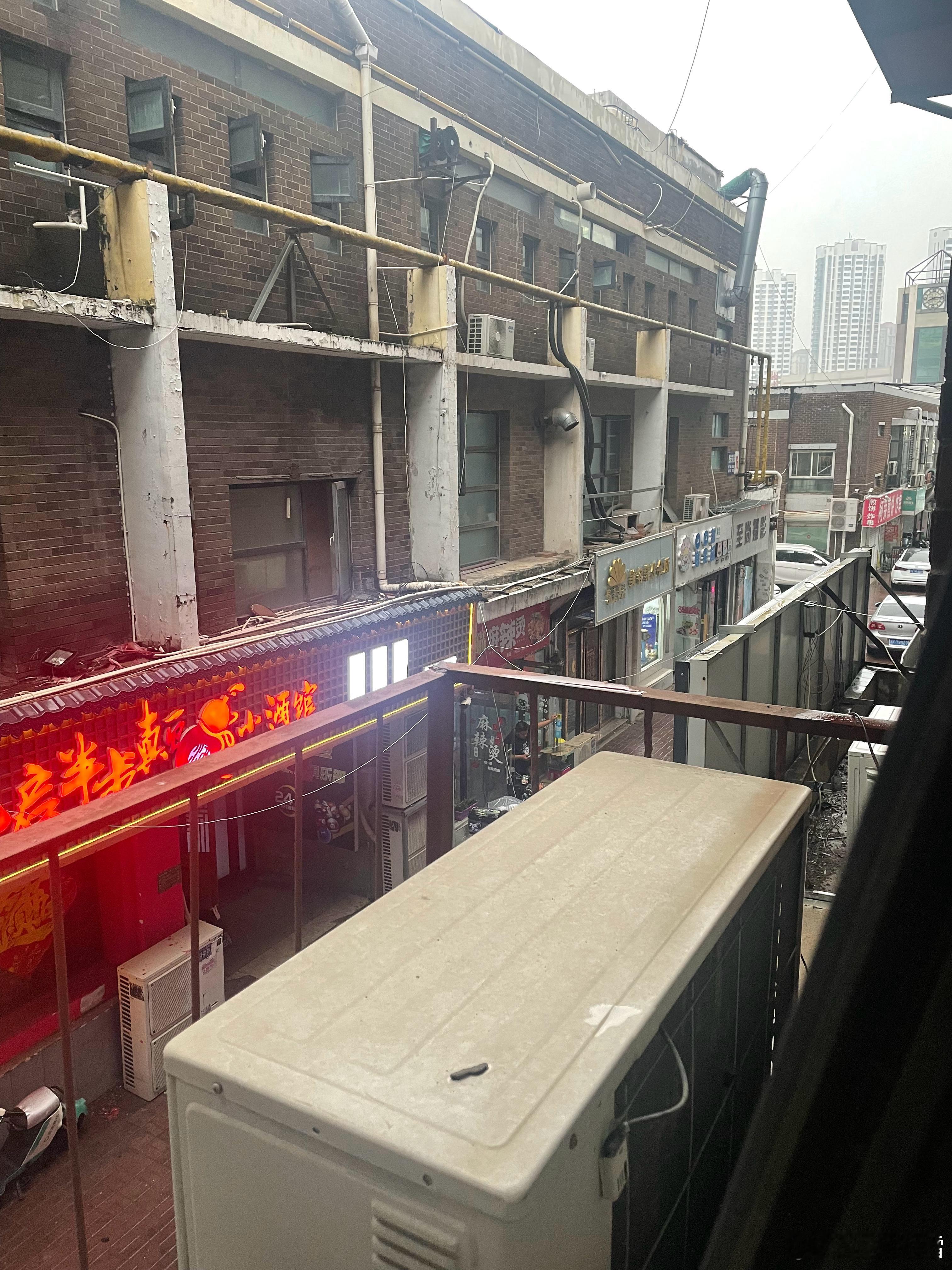一会就下班了，咱能不能别下了，天好闷啊，下大雨都不凉快 