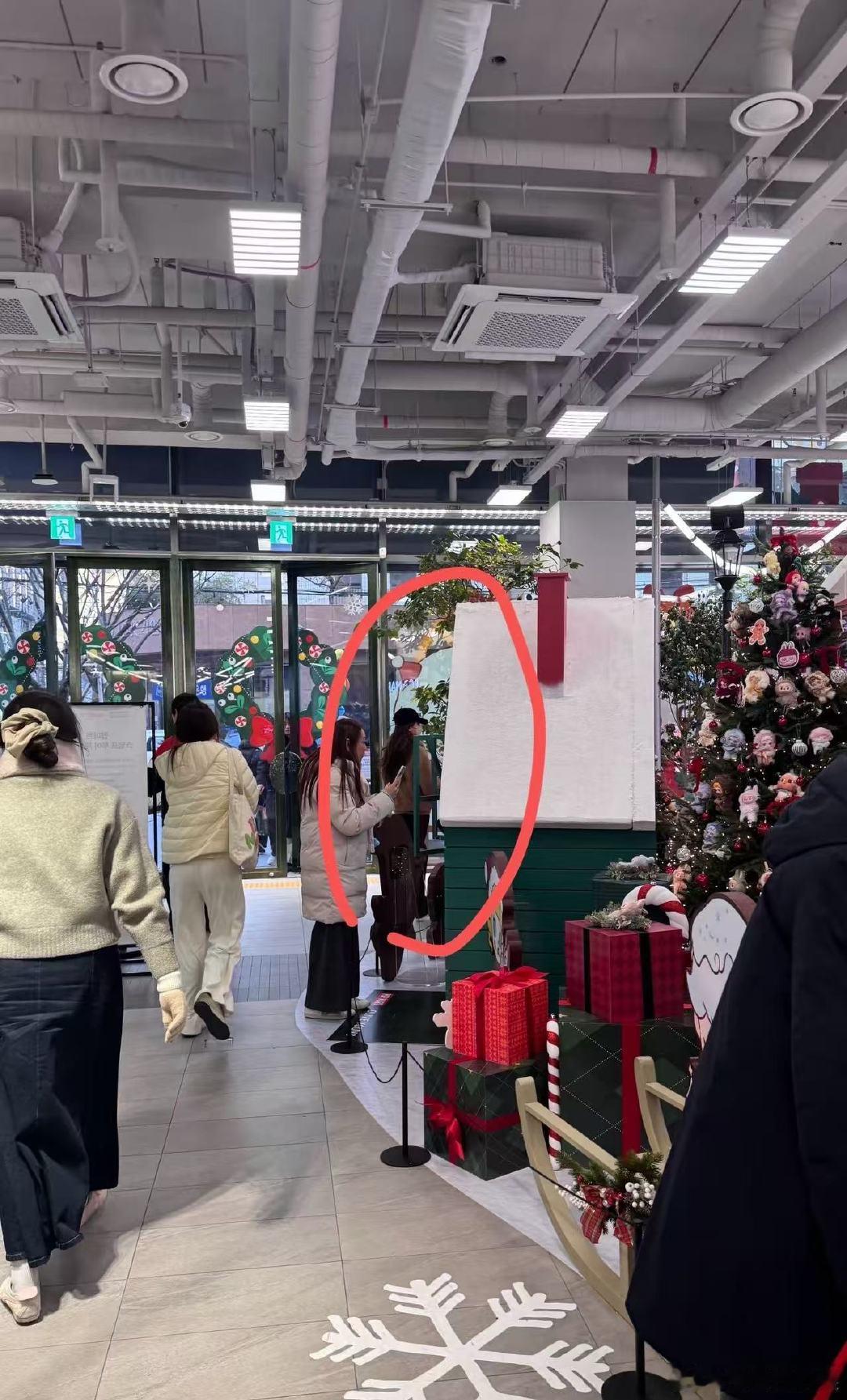 首尔偶遇angelababy和闺蜜逛街 首尔偶遇angelababy和闺蜜逛街，