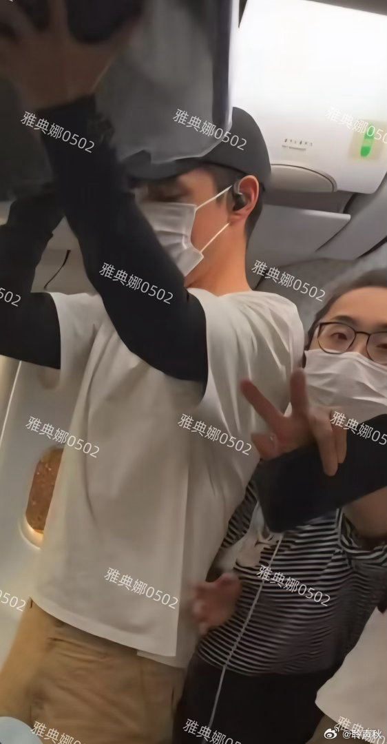 飞机上偶遇胡歌夫妇，他老婆黄曦宁个子不高其貌不扬但很凶很护夫。 