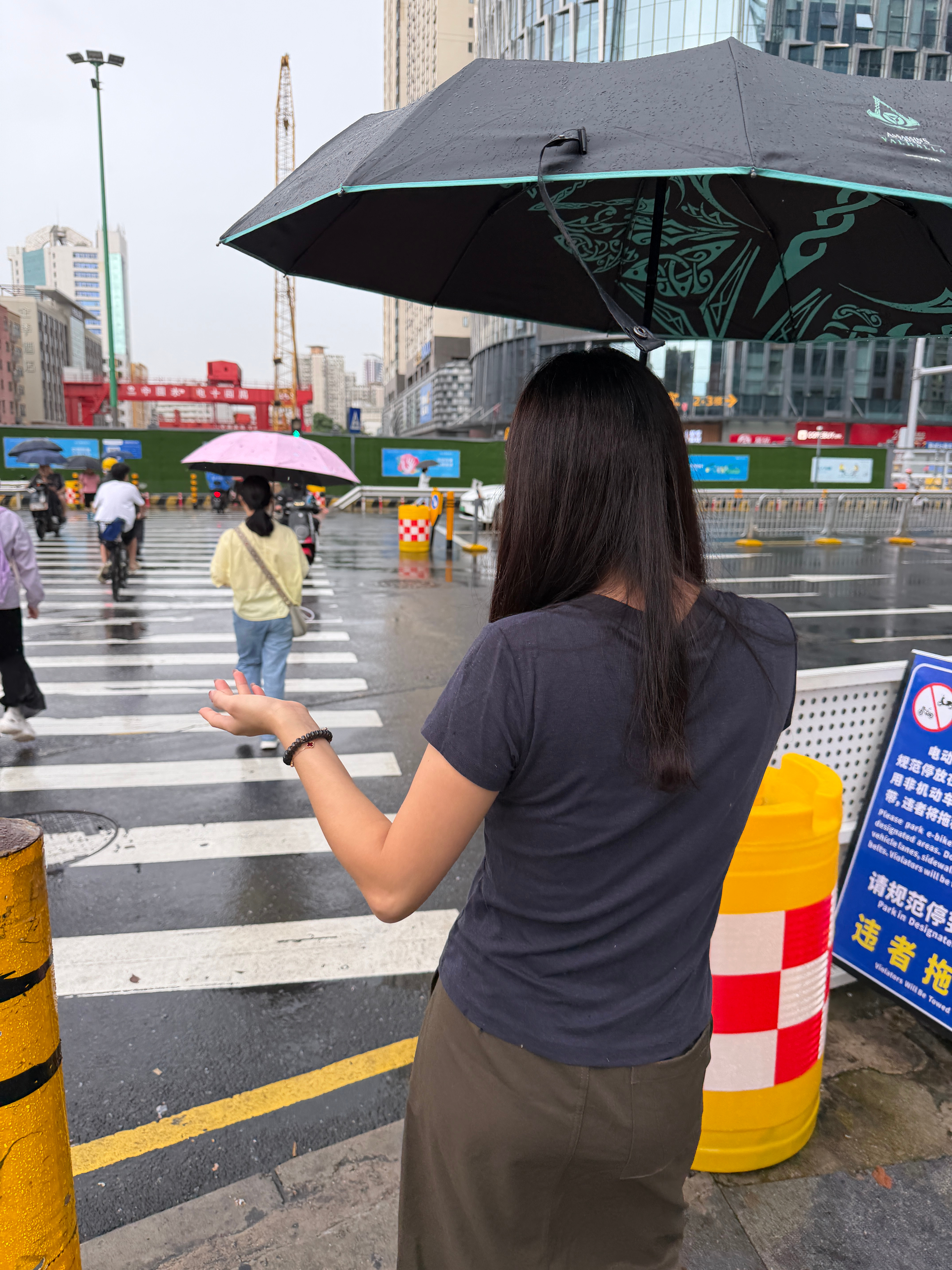 深圳下着雨，老婆突然哼起了小曲：下雨天了好…似乎觉得我在旁边不合适，于是把好想你