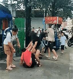 这是什么神操作？
老婆刚被揍完，老公一上来还没站稳，黑衣女子转头又去帮忙把男人也