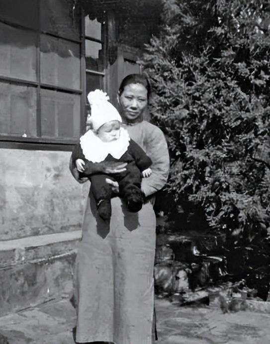 1938年，一名外国婴儿在天津的一家医院出生。可他的父母因为着急要回国，直接把他