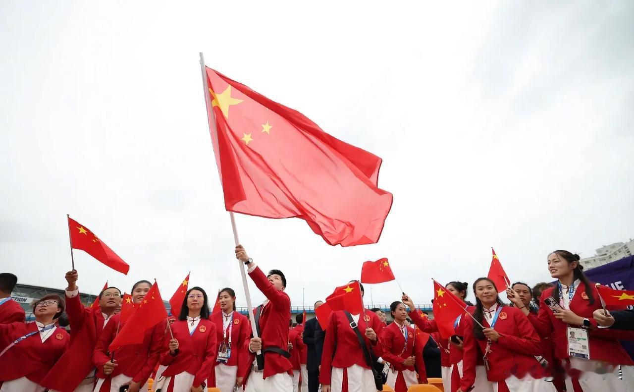 #和安踏一起为中国队加油# 
中国队亮相巴黎奥运会开幕式，当中国队由龙队举着五星