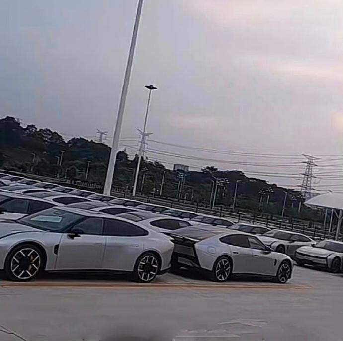 小鹏工厂里，全新P7已经堆满了停车场了
5月官宣改款，现在就批量备货了？节奏有点
