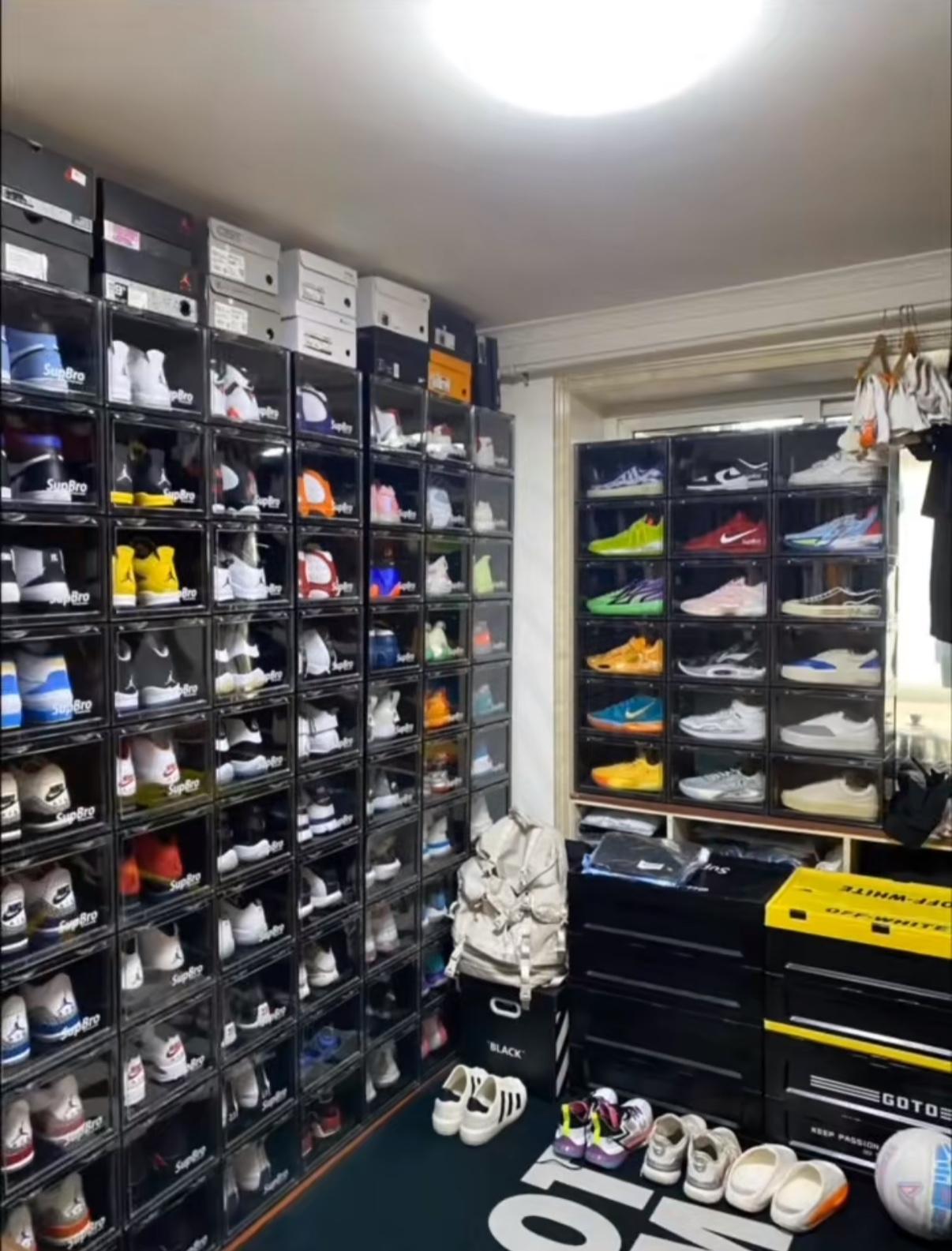 一个朋友收藏了非常多的球鞋，现在老后悔了。
球鞋文化曾经盛行一时，很多人炒鞋，花