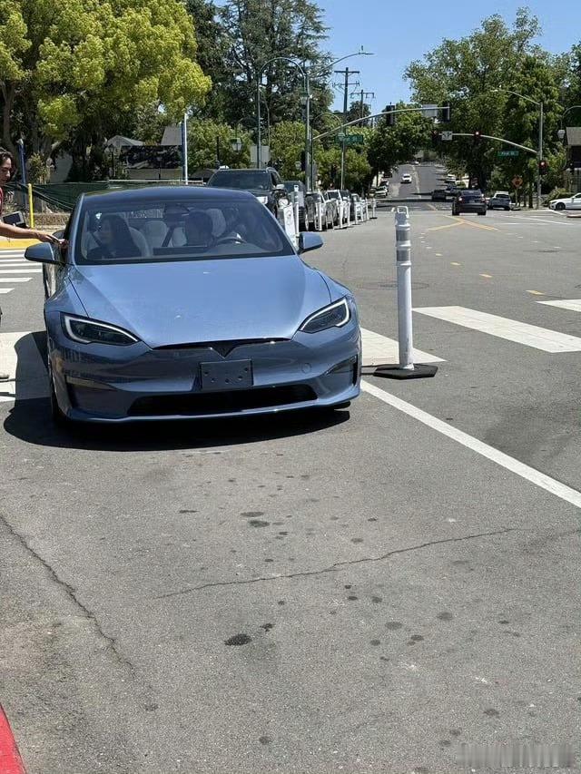 新款特斯拉 Model S实车曝光，全新车漆颜色，大家看看怎么样？ 大v聊车 ​