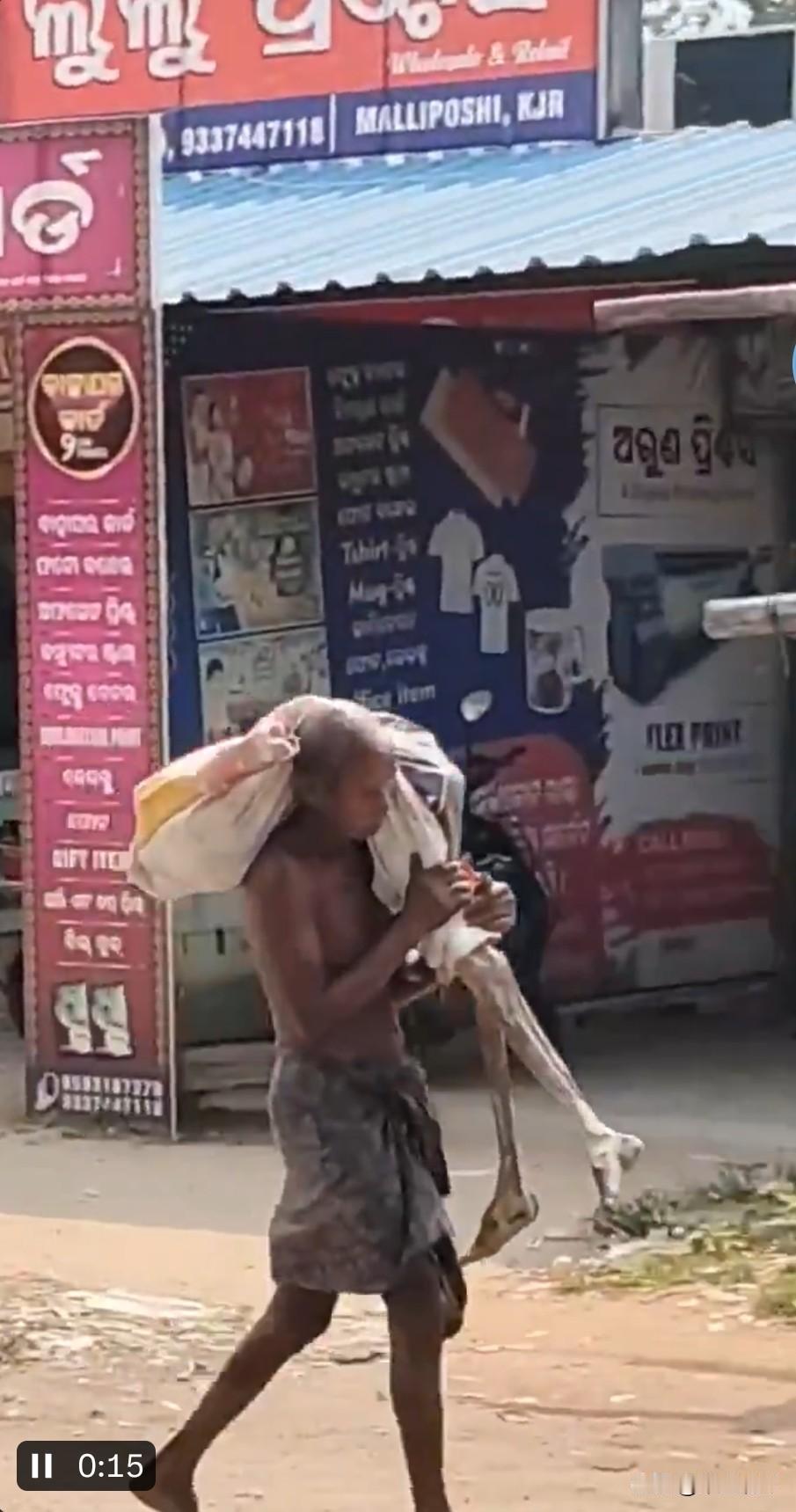 我以为只有咱们的银行才要求怎么证明你爸爸是你爸爸，没想到印度银行也有这种情况。