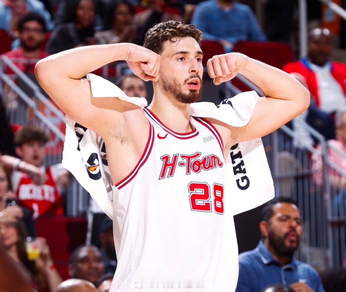 针对球队本赛季攻强守弱的现象，申京分析道：“我们目前大量使用区域联防和双塔阵容，