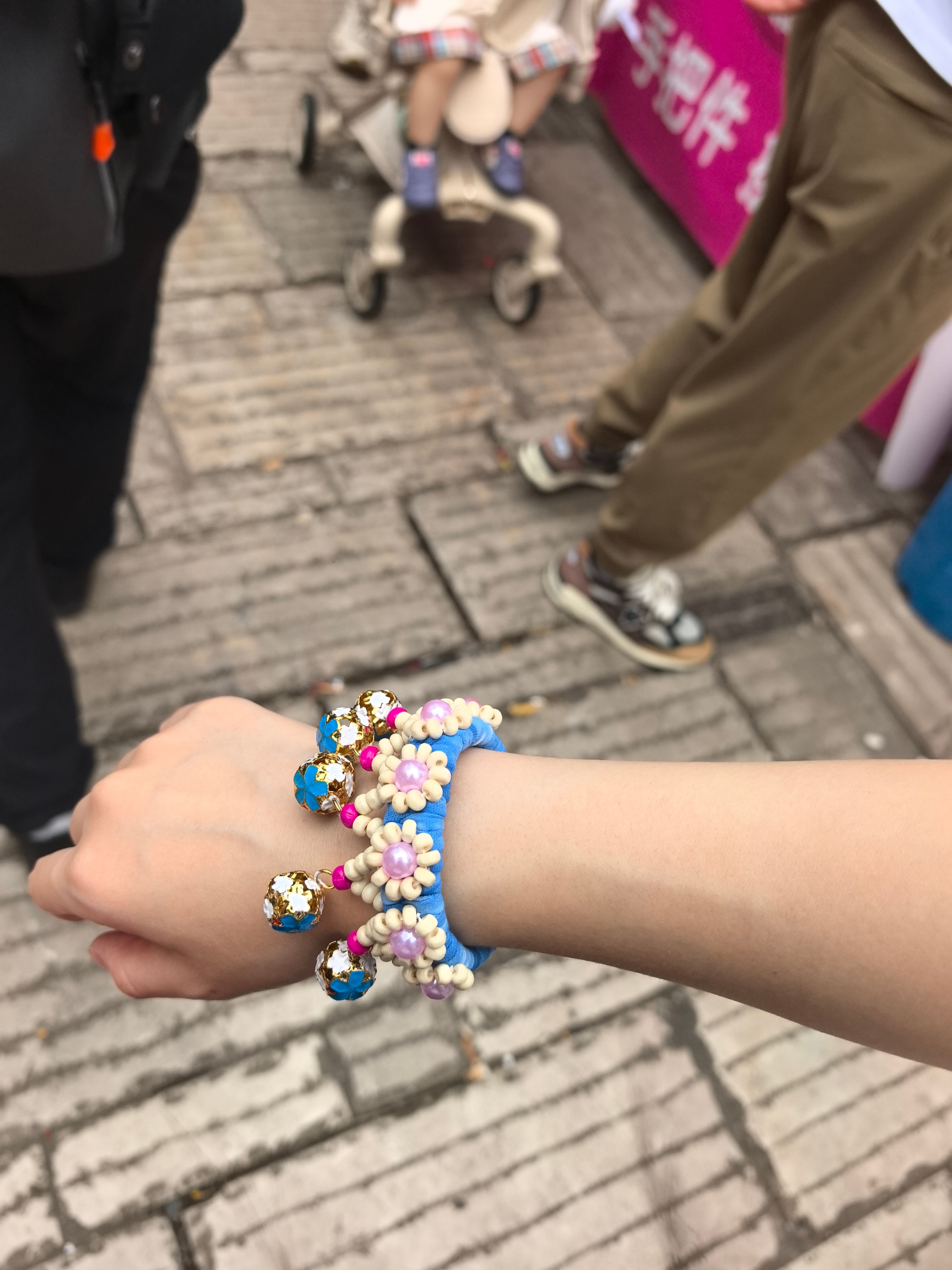 女孩子购物中 