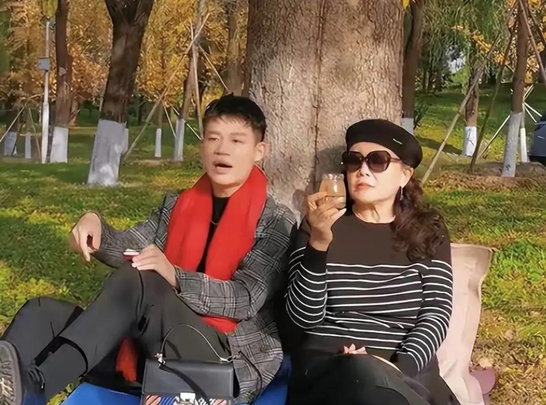 张兰前直播团队成员孟贺这样做其实并不明智，他把汪小菲之前发给他的语音公开，虽然你