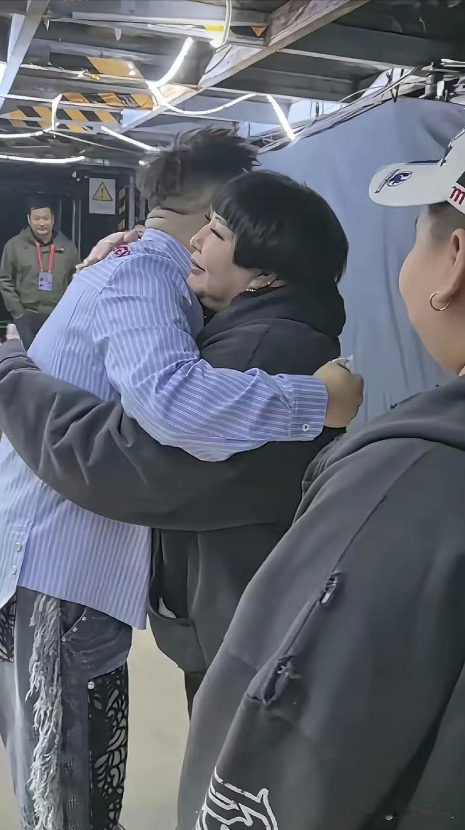 下面这个师娘一定要记住！
岳云鹏西安演唱会刚散场，
后台就出了个暖心场面。他下台