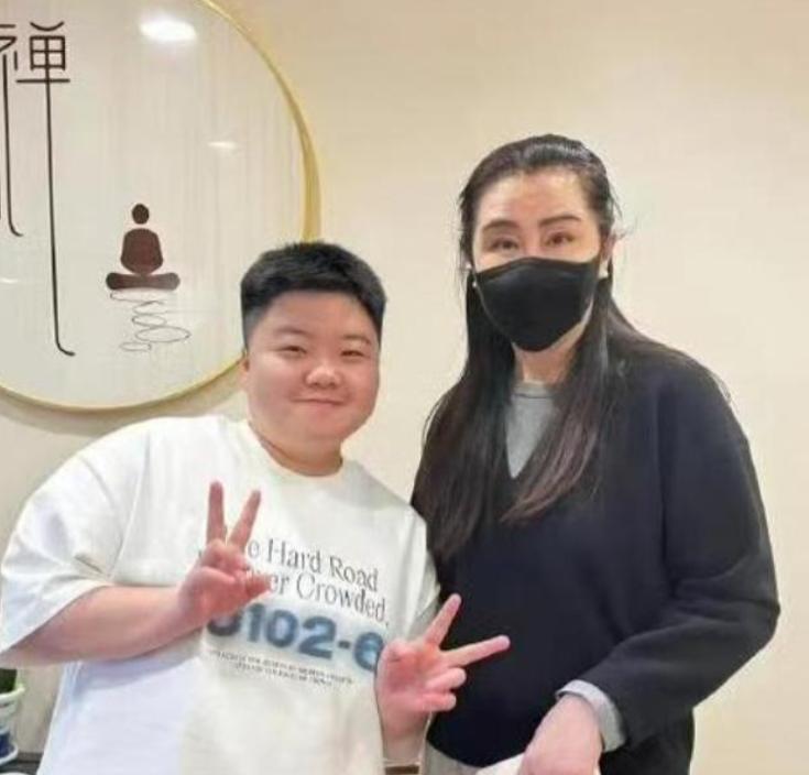 我刚知道，王祖贤在温哥华的养生馆，给有牌照的艾灸技师时薪只有30加元。

这话是