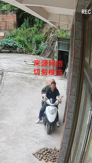 男子骑车带着老父亲刚到家门口。
结果老父亲下车的时候脚上没站稳就直接摔下了坡！