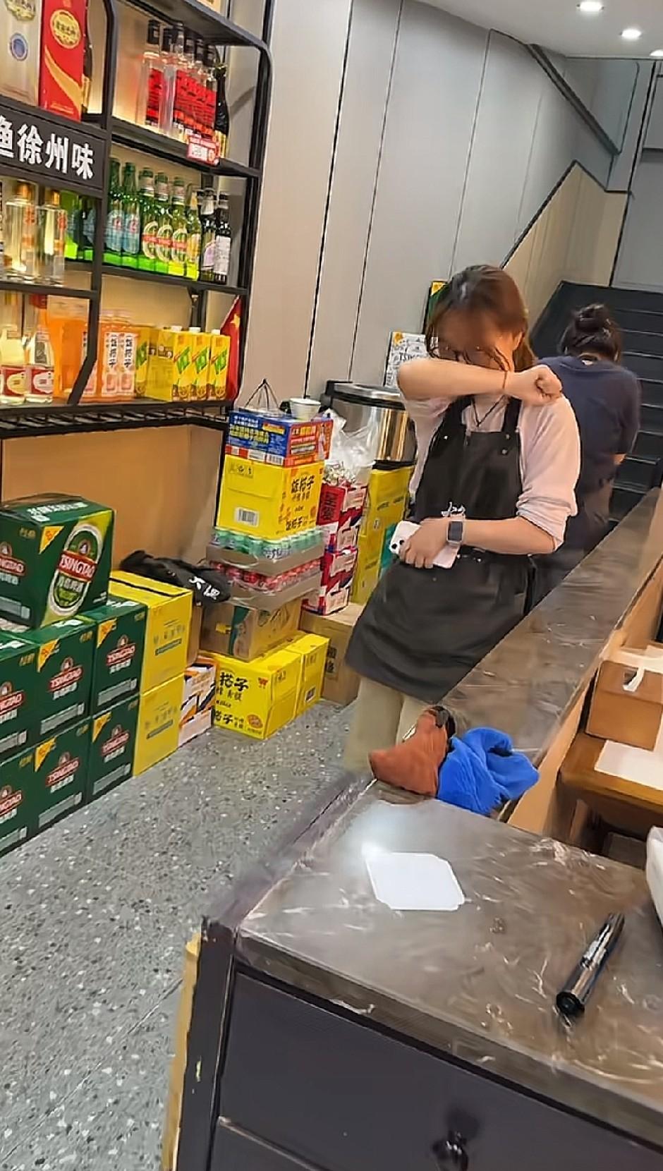 烟被递出去了，

老板接住了，

三个姑娘转身就藏脸。

不是什么大事，可那天下